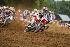 motocrossing_dirt_bike_racing
